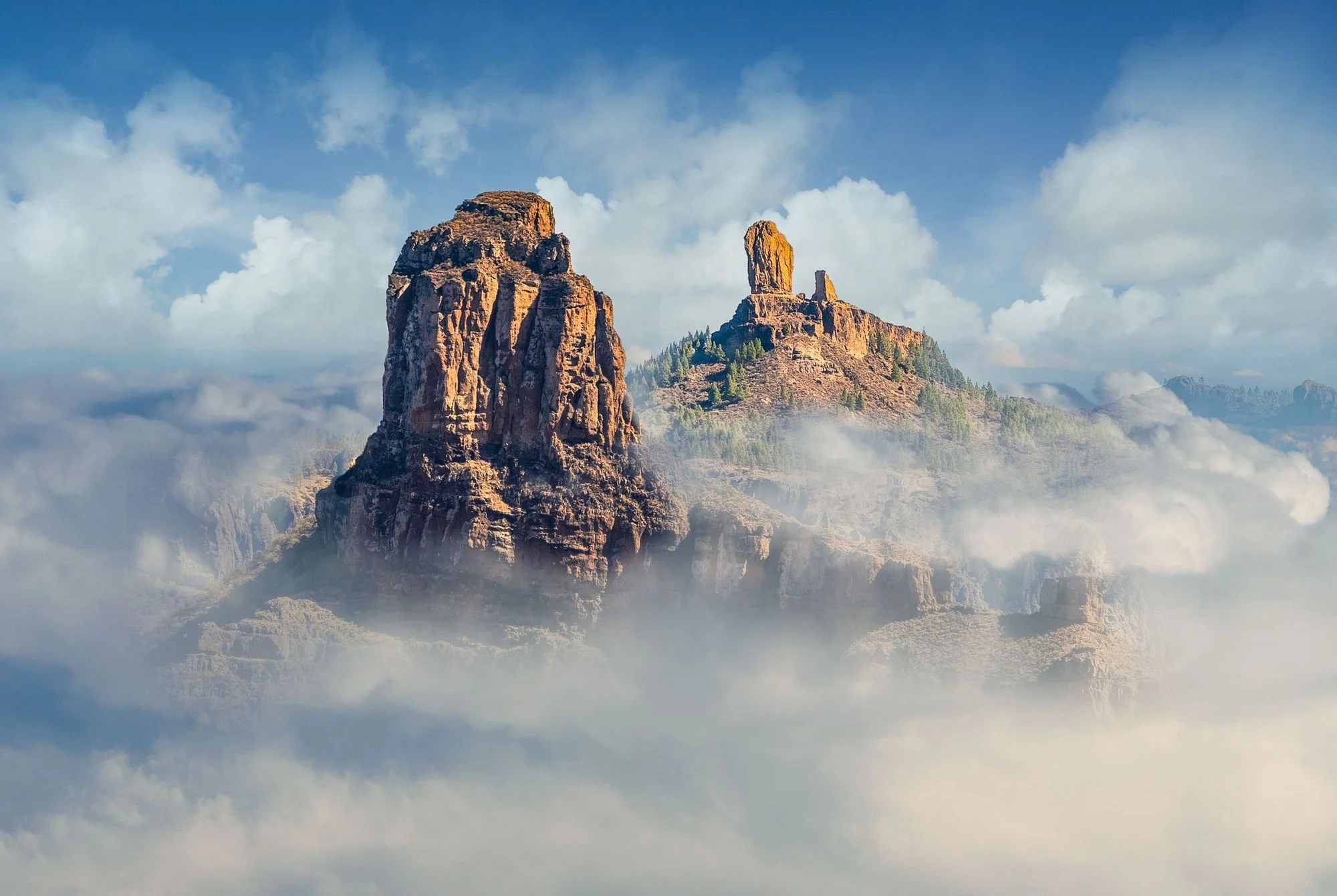 Roque Nublo hiking trails.